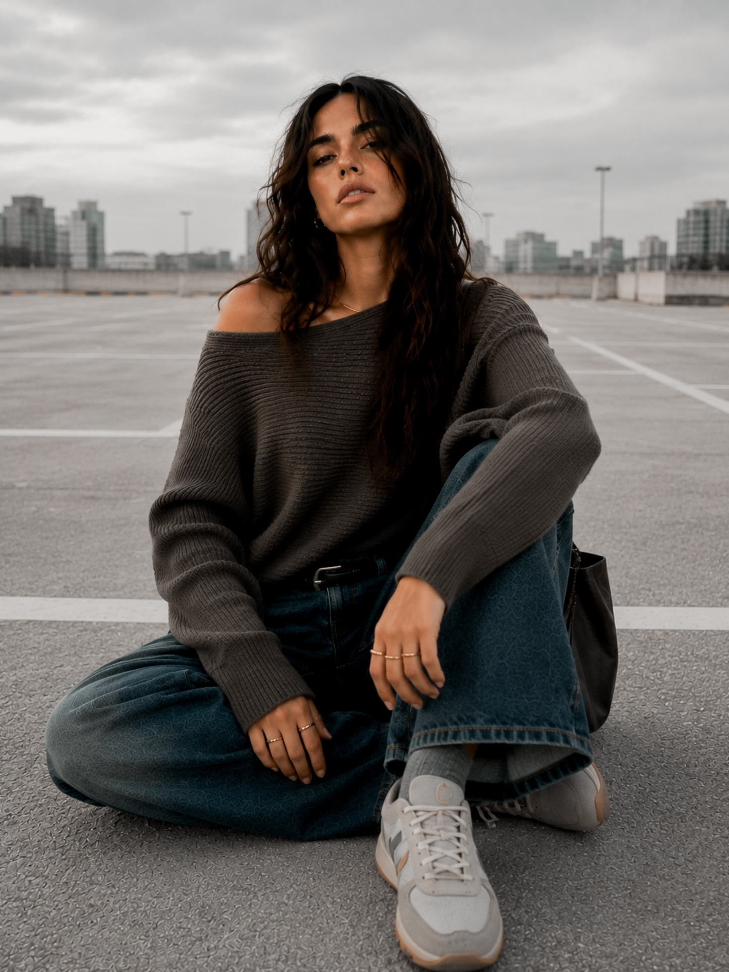 Sweater Hombro Asimétrico Dark Taupe